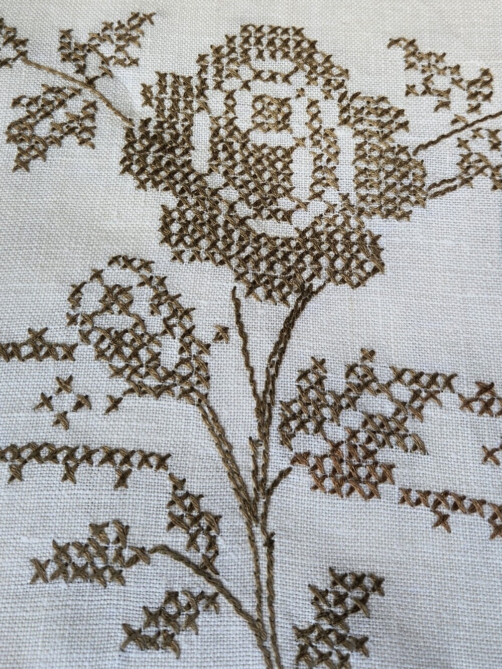 BROWN ROSE CROSSTITCH TABLECLOTH WITH CLUNY LACE - Picture 13 of 15